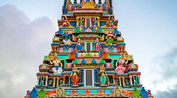 Telhado colorido do Templo Kovil Hindu sob a luz do por do sol na cidade de Mahebourg, Ilha Maur&iacute;cia, &Aacute;frica.